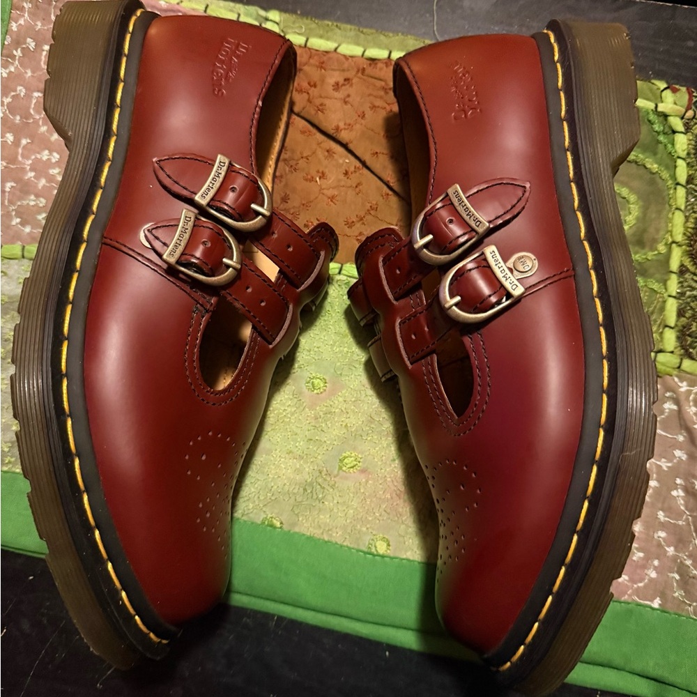 Dr. Martens Women’s Cherry Red Leather Size 10 Shoes - Picture 2 of 7